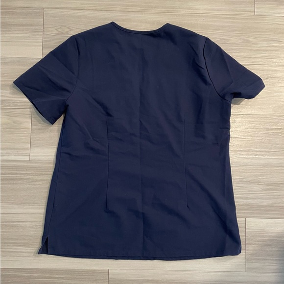 FIGS Casma Three Pocket Scrub Top Navy - Picture 6 of 6